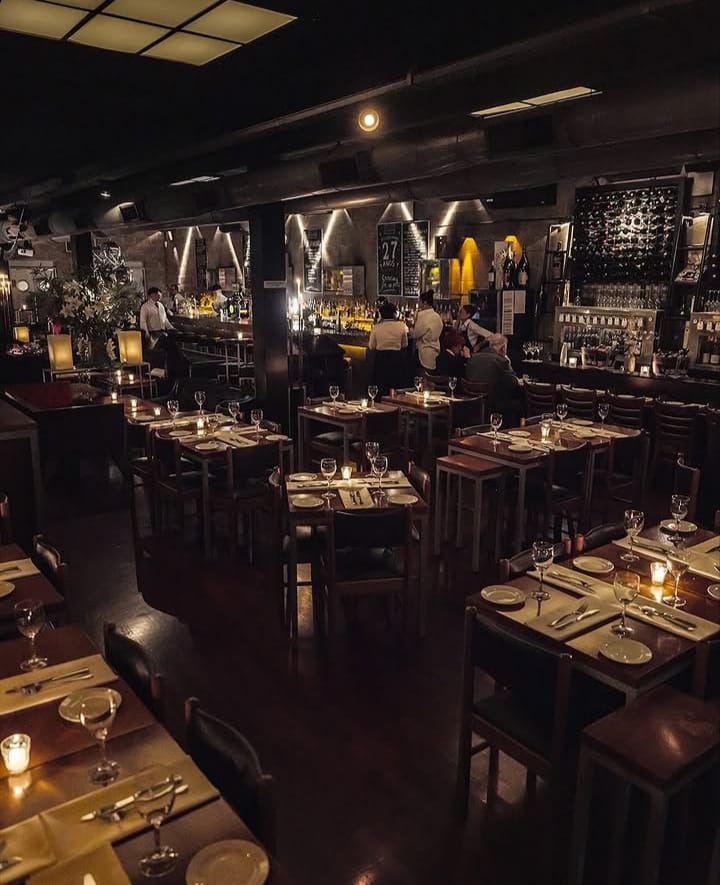 Salón de restaurante con mesas iluminadas a la luz de las velas