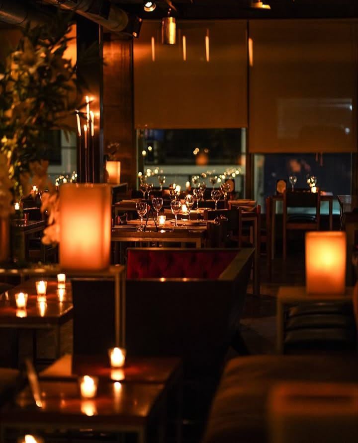 Lounge de bar con velas y ambiente cálido