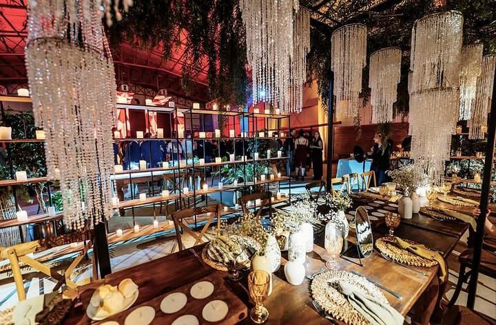 Mesas de bar decoradas con velas y cristales colgantes