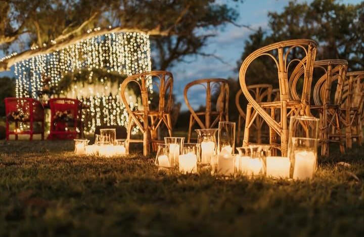 Ceremonia al aire libre en una estancia, con velas y luces cálidas