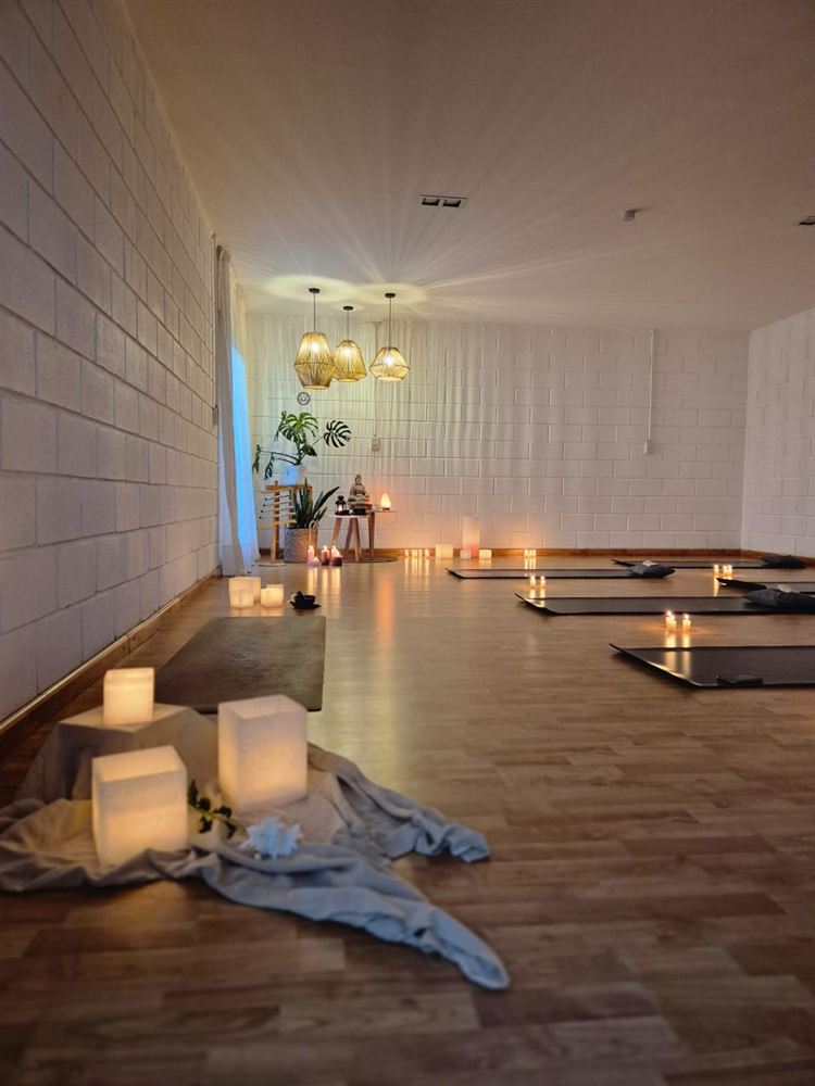 Sala de relax con velas de soja sobre el piso
