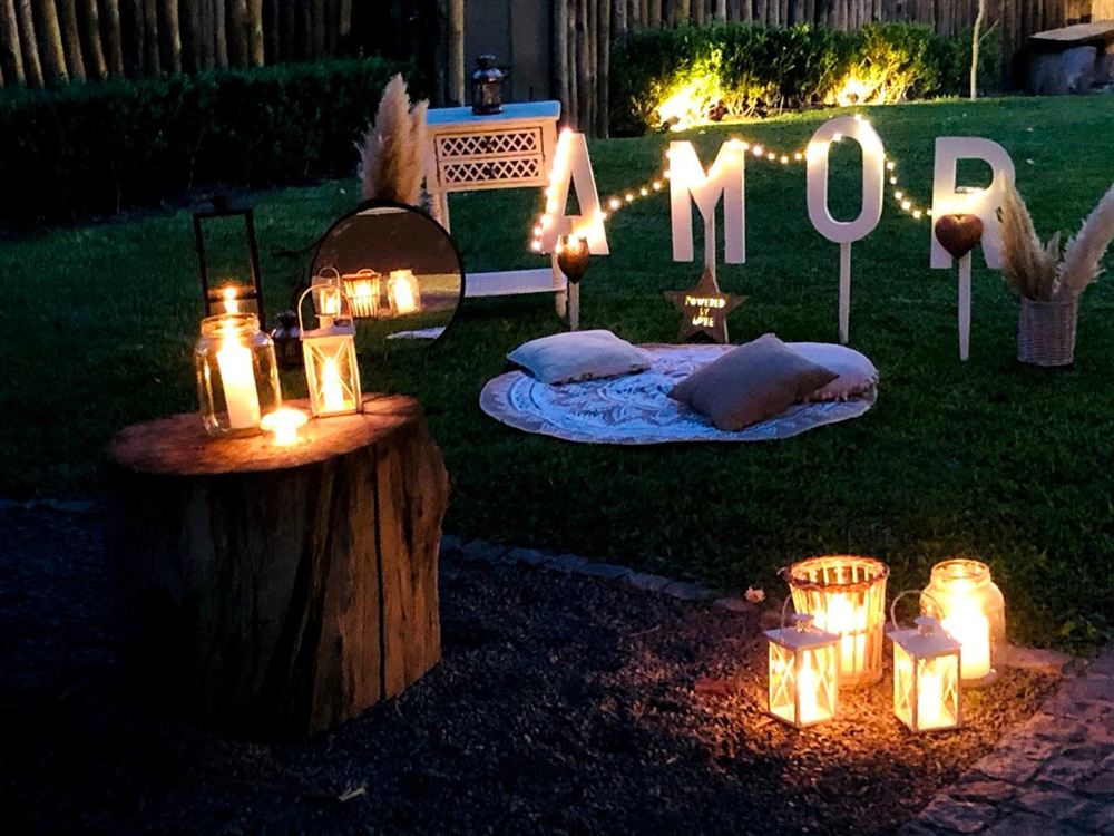 Mesa de hogar con velas y decoración natural a la luz del día