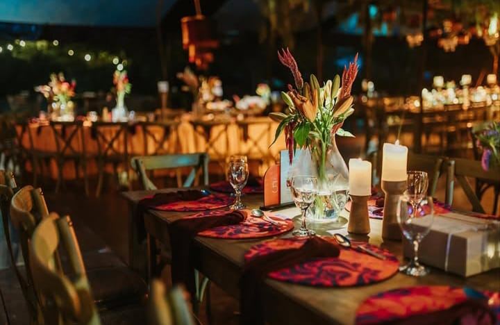 Cena de hotel con centro de flores y velas encendidas