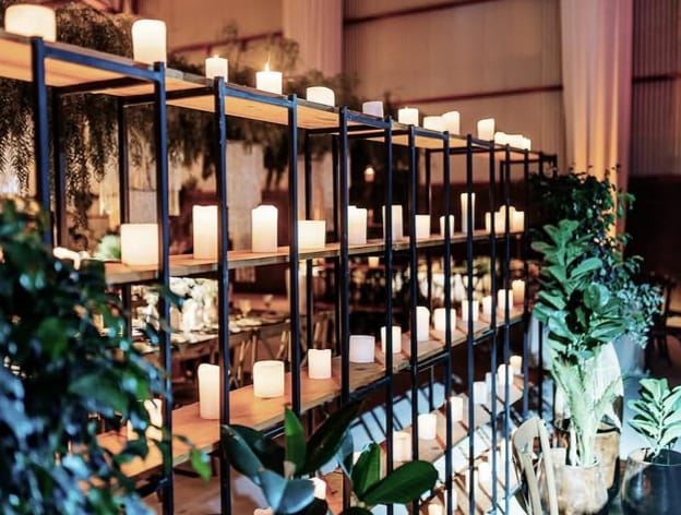 Estantería de hotel decorada con velas y plantas