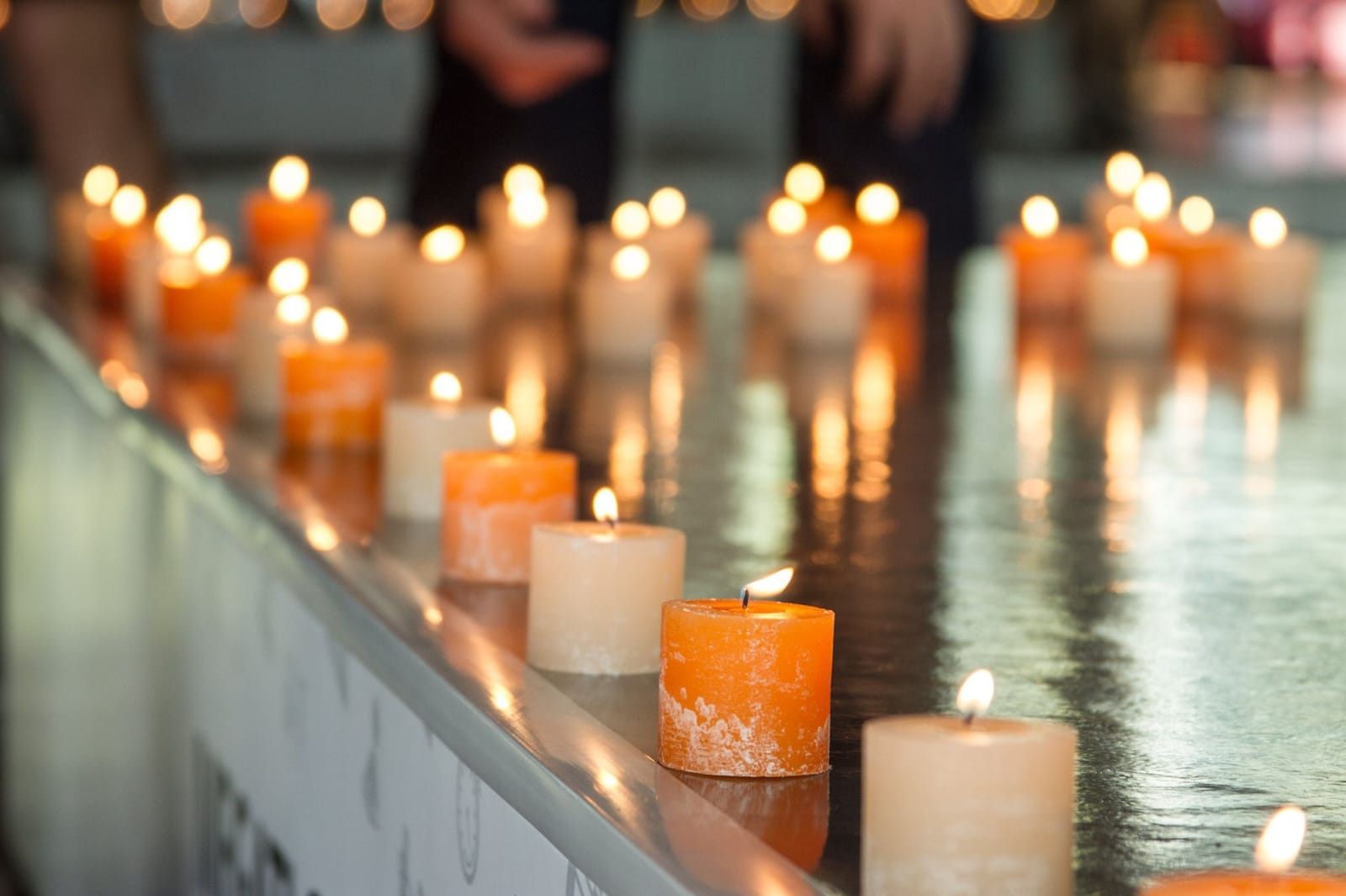Velas encendidas de Simón Velas creando un ambiente cálido
